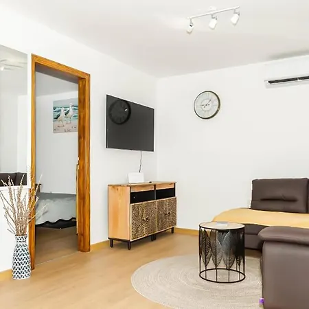 Сasa de vacaciones 2 Bedroom Awesome Home In Desne