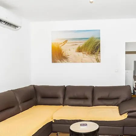 Сasa de vacaciones 2 Bedroom Awesome Home In Desne Desne