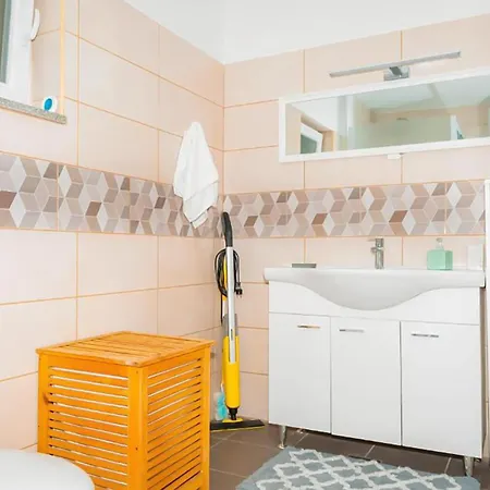 2 Bedroom Awesome Home In Desne Desne