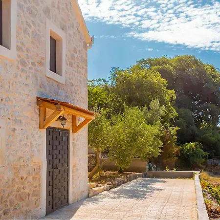 2 Bedroom Awesome Home In Desne *