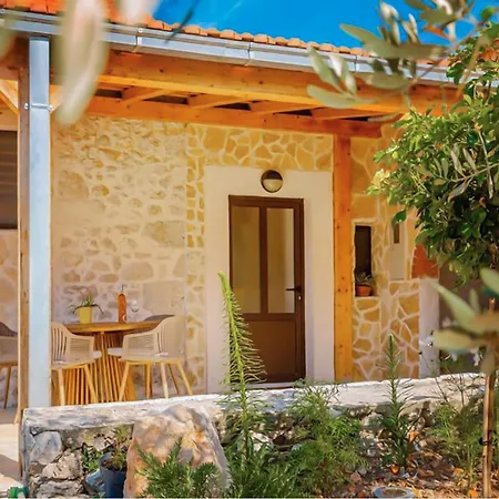 Vakantiehuis 2 Bedroom Awesome Home In Desne Desne