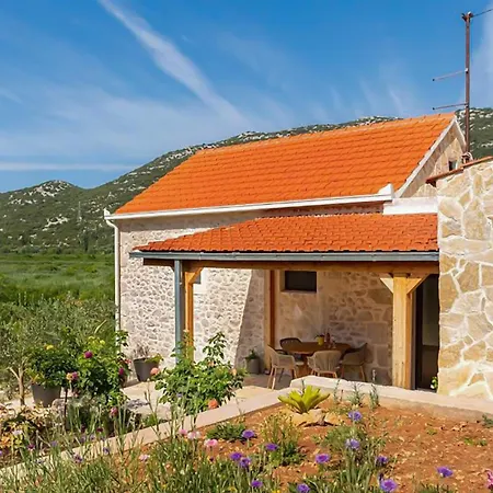 Vakantiehuis 2 Bedroom Awesome Home In Desne Desne